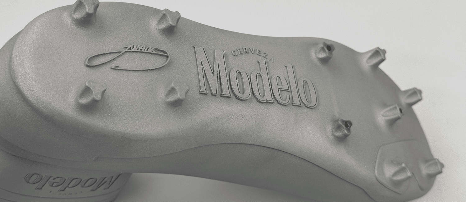 3D-gedruckter Aluminiumstiefel in Lebensgröße